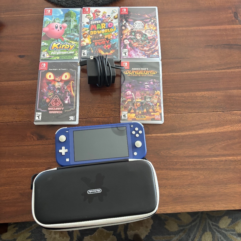 Nintendo Switch Lite + 5 games and case